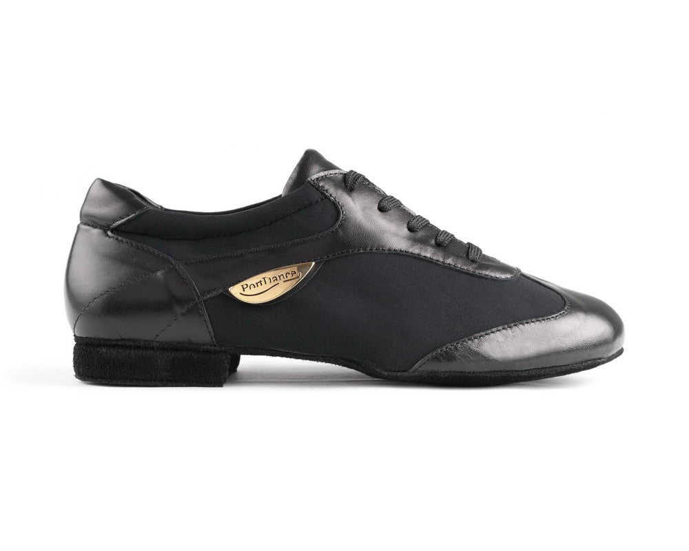 Portdance PD03 Fashion Dance Sneaker in Schwarz mit Wildledersohle, goldenem Logo-Tag und niedrigem Absatz, Seitenansicht.